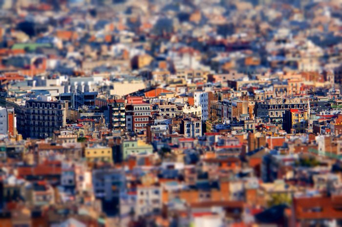Снимок сверху разрастающегося городского пейзажа, сделанный объективом tilt shift