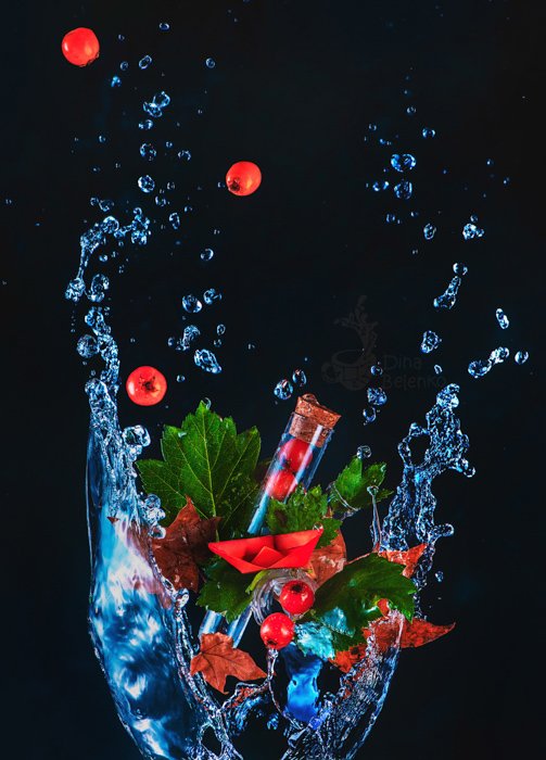 Создать фуд-фотографию с ягодами и брызгами воды