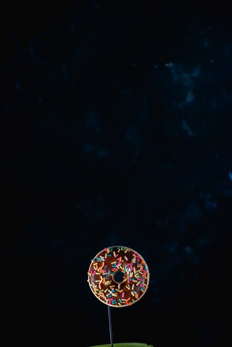 Пончик на темном фоне - установка для создания фотографии шоколадных брызг
