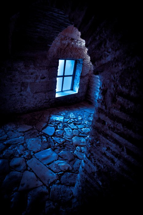 Атмосферный темный вид каменной арки - советы по гранжевой фотографии