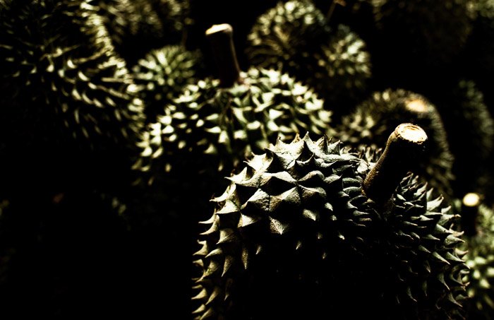 Темная и мрачная фотография плодов дуриана