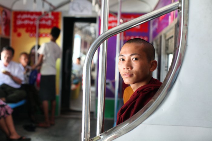 Портрет буддийского монаха, сидящего в салоне поезда
