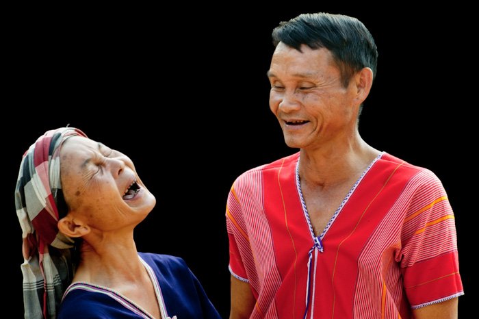 Портрет смеющейся пары Pwo Karen на черном фоне портрета - ошибки освещения в фотографии