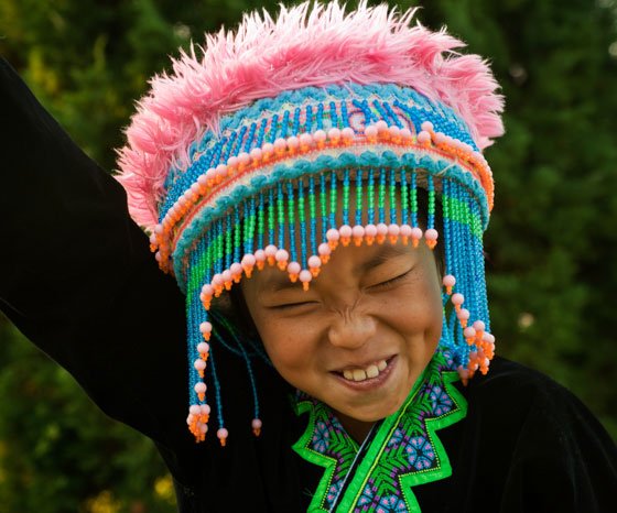 Веселый портрет молодой девушки из племени хмонг - советы по освещению портрета