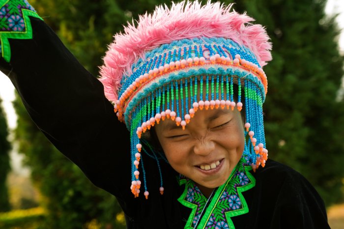 Забавный портрет молодой девушки из племени хмонг - советы по освещению портрета