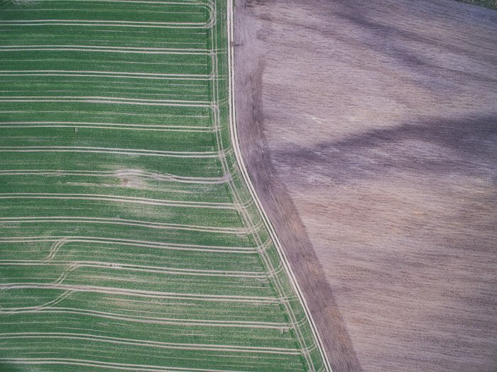 Потрясающий абстрактный снимок воздушного пейзажа полей