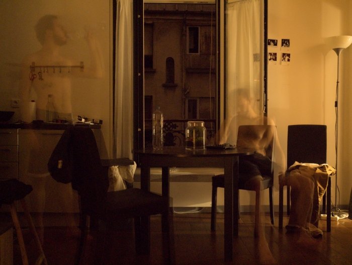 Концептуальная фотография комнаты с размытым изображением человека