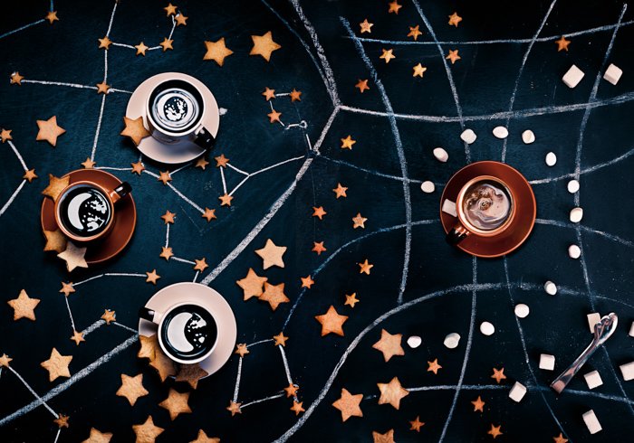 Космический тематический натюрморт с использованием креативной фотографии печенья