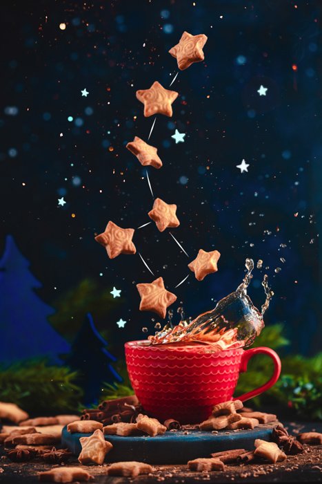 Креативный пищевой натюрморт, включающий кофейные чашки, сахар и печенье в форме летящей звезды