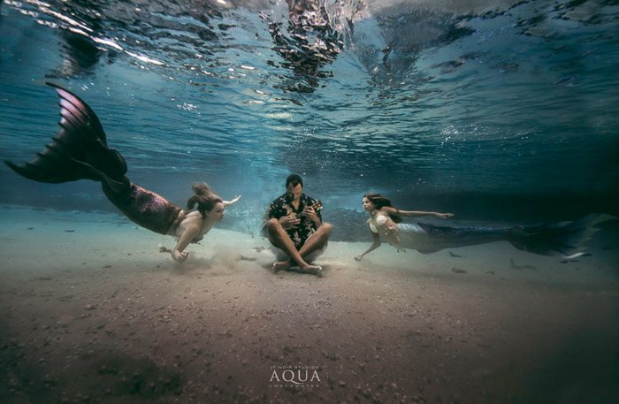 Волшебная подводная сцена с двумя русалками, плывущими к подводному музыканту - советы по фотографии русалок