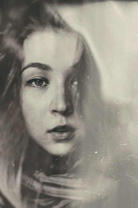 Зернистый портрет женской модели в монохромной фотографии в стиле film noir