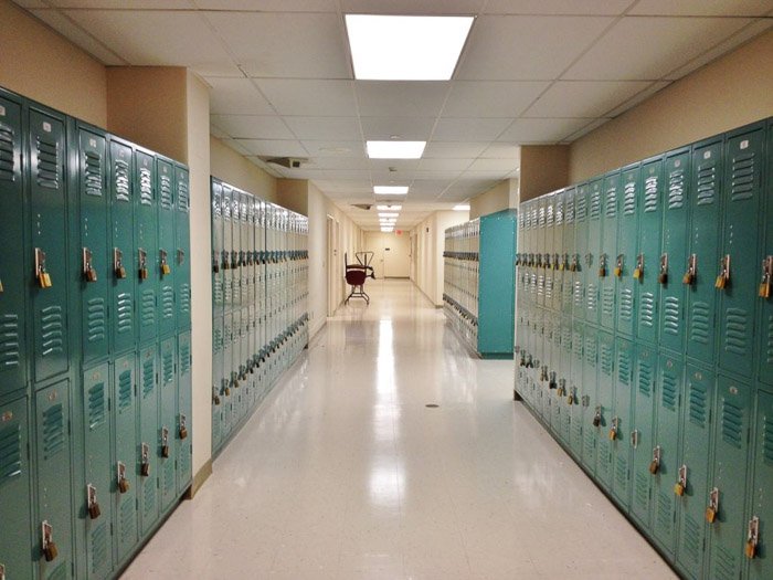 Пустой коридор средней школы - школьные фотографии