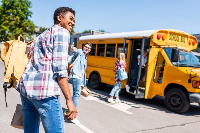 Школьники садятся в желтый школьный автобус в ясный день - советы по созданию школьных портретов