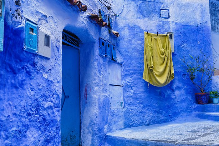 Шефчауэн, марокканский город, наполненный ярко-синими зданиями - яркая красочная фотография