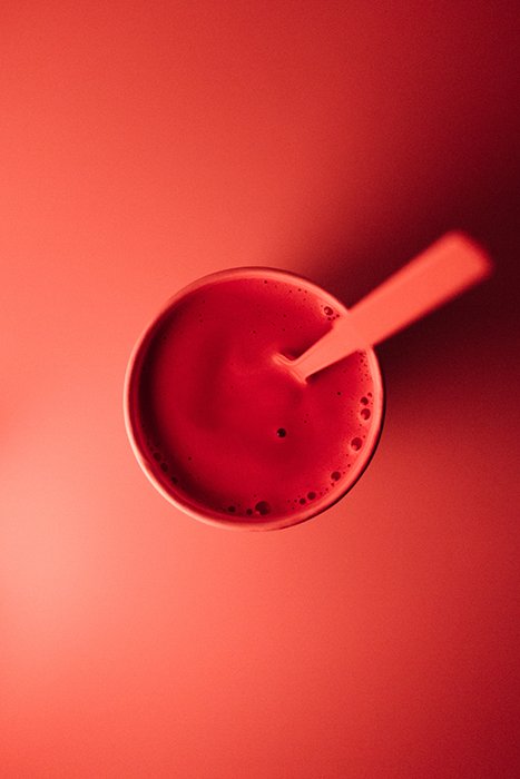 Снимок красного напитка на красноватом фоне - использование ярких цветов в фотографии