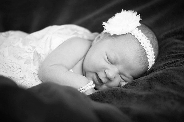 A sweet monotone portrait of baby girl - diy newborn photography