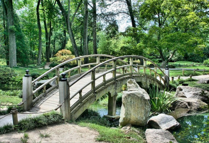Деревянный мостик в красивом японском саду