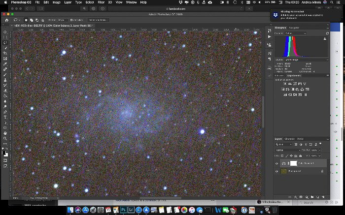 Скриншот, показывающий, как использовать инструмент Пипетка для исправления фона на изображении галактики M33 - советы по редактированию в фотошопе для астрофотографии