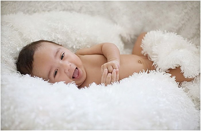Милый портрет новорожденного, сделанный в портативной фотостудии