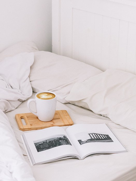 Художественный натюрморт из фотокниги и чашки кофе на кровати - как сделать фотокнигу своими руками