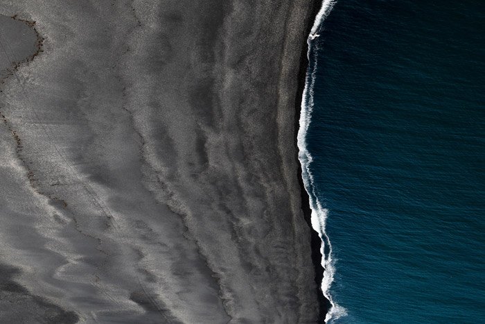 Аэрофотоснимок моря, вдающегося в пляж - использование теории цвета в пейзажных фотографиях