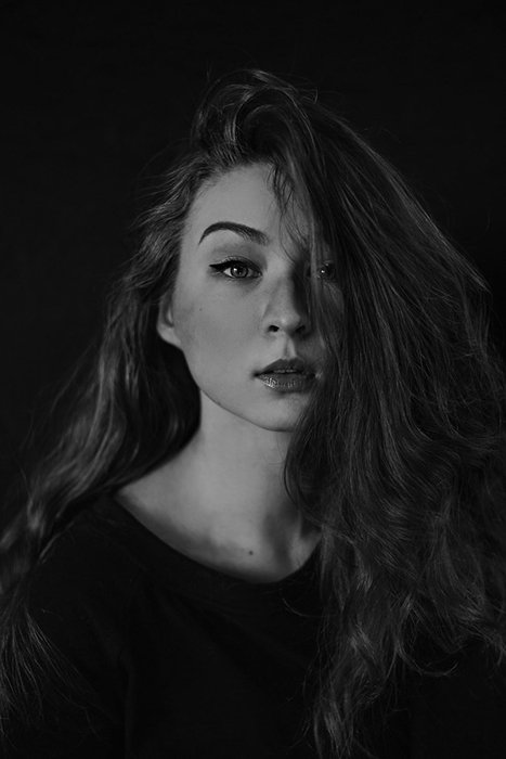 Атмосферный черно-белый портрет угрюмой женщины-модели - примеры темных портретов