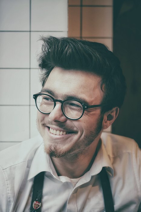 Портрет мужчины в очках, естественно улыбающегося