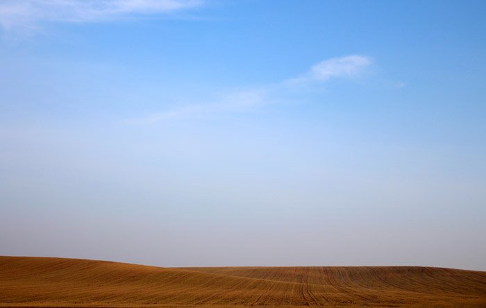 Поразительное изображение песка пустыни под голубым небом - теория цвета для пейзажной фотографии
