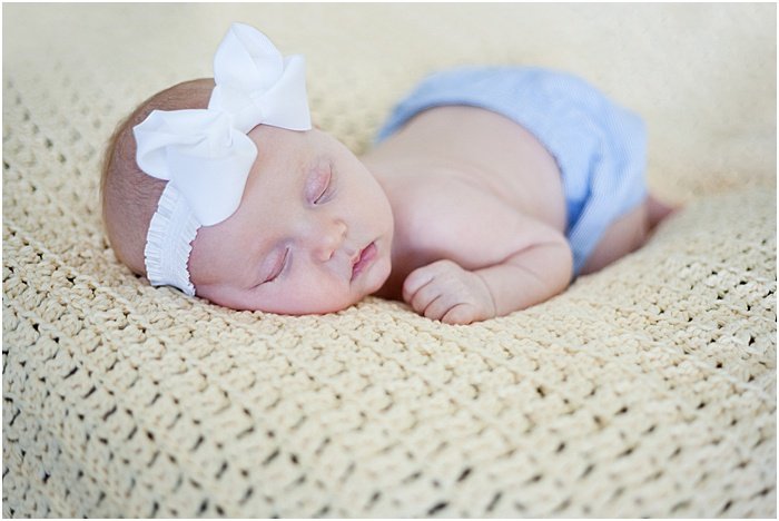 Милый портрет новорожденного, сделанный в портативной фотостудии