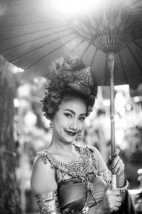 монохромный портрет тайского танцора, держащего зонтик - как убрать блики на фото