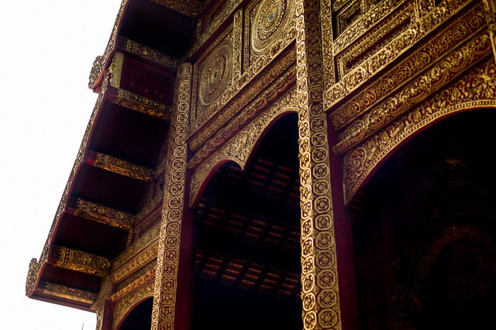 Внешний вид богато украшенного золотого храма - как убрать блики на фотографии