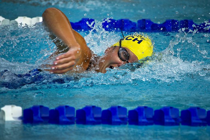 Экшн-снимок женщины-пловчихи - как фотографировать плавание