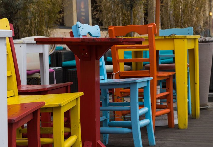 Красочное открытое кафе и стулья с использованием триадических цветов