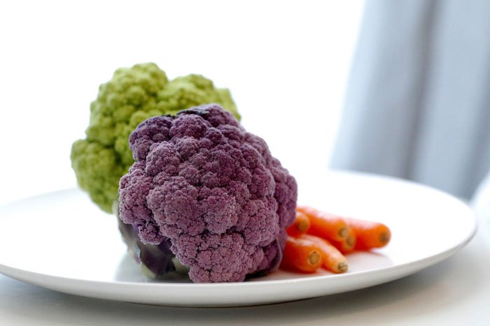 Яркая и воздушная фотография овощей на тарелке с использованием триадных цветов