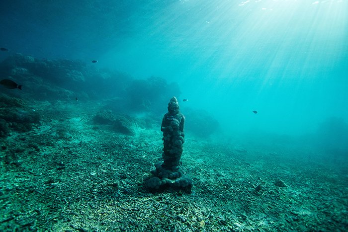 Крутая подводная фотография статуи на дне моря