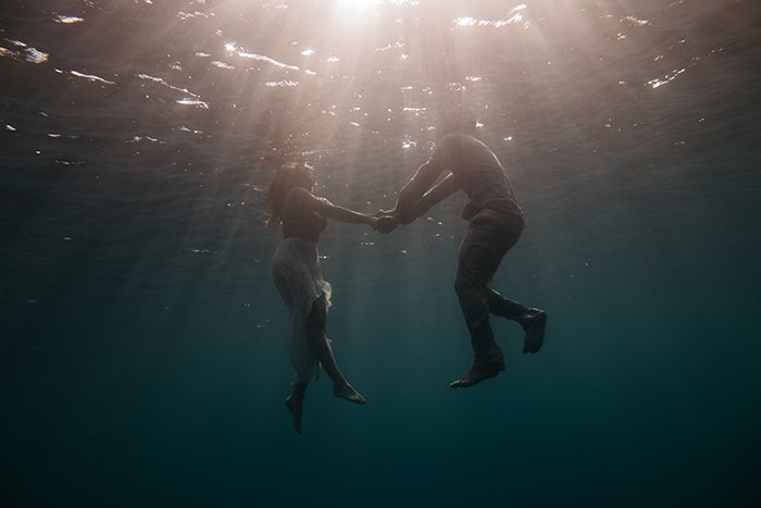 романтическая подводная фотосессия пары