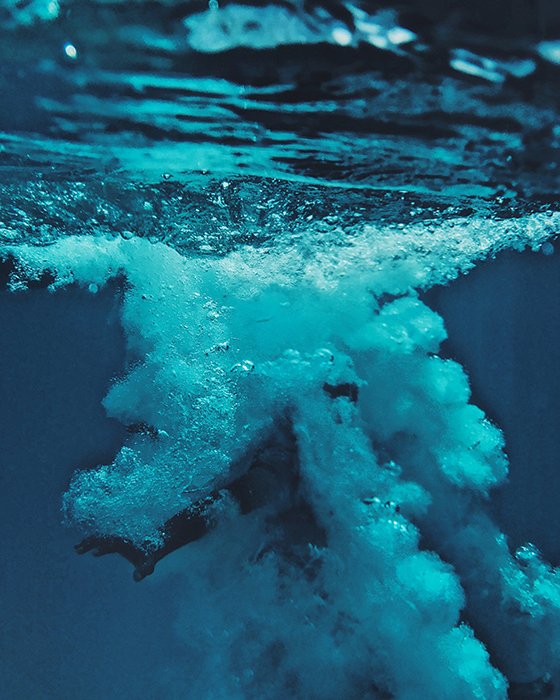 потрясающий подводный портрет пловца в окружении пузырьков