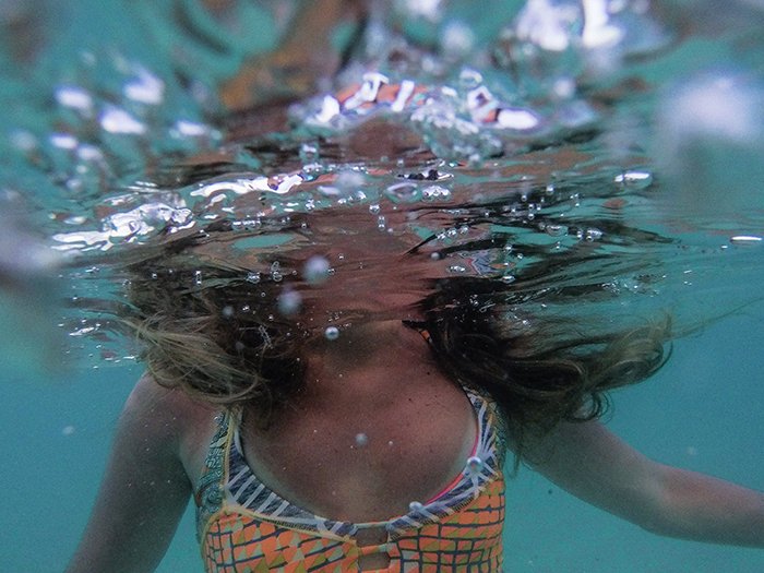 Атмосферное подводное фото женщины-пловца