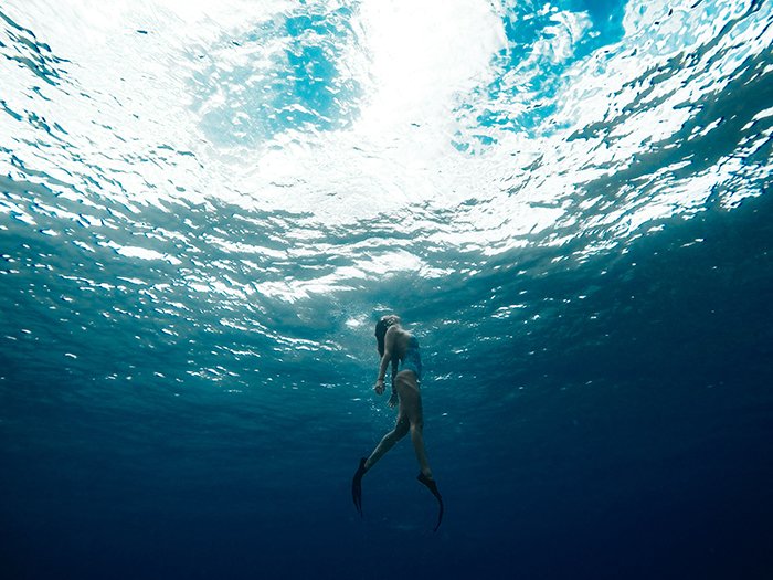 Крутой подводный портрет девушки, плывущей к поверхности