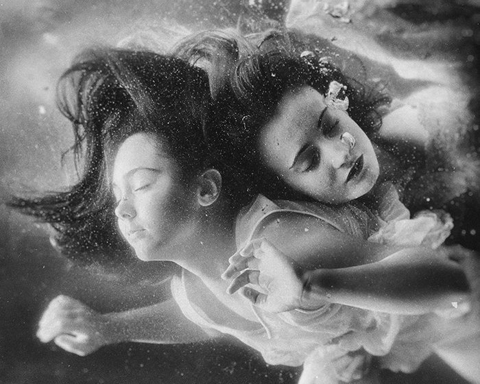 Атмосферное подводное фото двух женщин-моделей