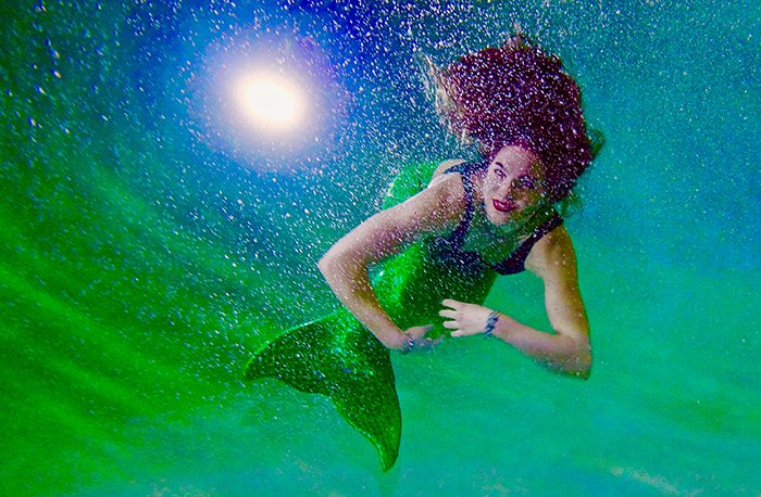 Красочная фотосессия русалки, плавающей под водой
