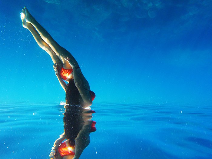потрясающий подводный портрет женщины-пловца