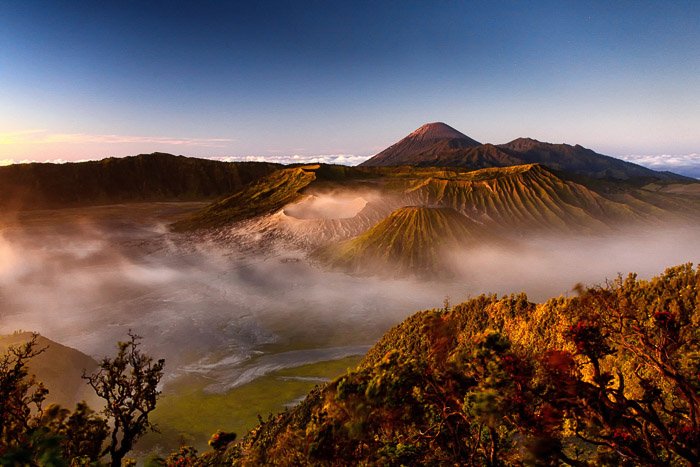 Драматический снимок вулкана Бромо в Индонезии на рассвете. -фотография вулканов и лавы
