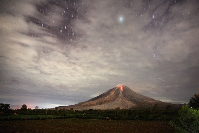Вулкан Синабунг в Индонезии. Фото вулкана и лавы