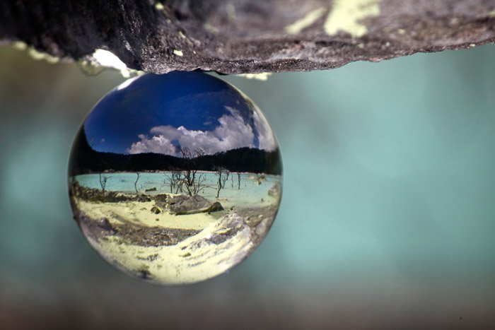 потрясающая фотография хрустального шара, сделанная на кислотном озере, вулкане и лаве