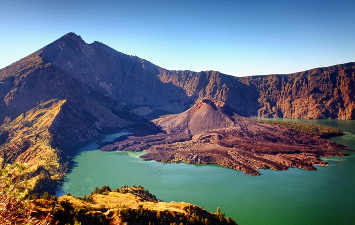 Потрясающий снимок горы Ринджани в Индонезии - фотографии вулканов и лавы