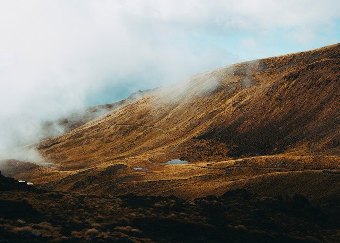 Потрясающий пожелтевший и коричневый горный пейзаж - теория цвета для пейзажной фотографии