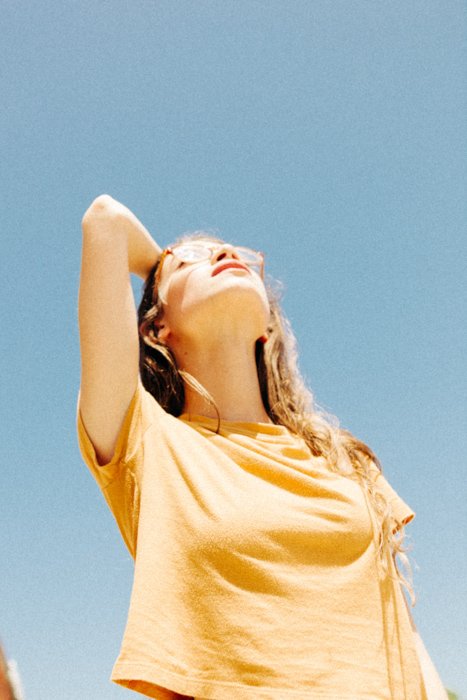 Портрет женщины-модели в солнечный день для классных идей летней фотографии