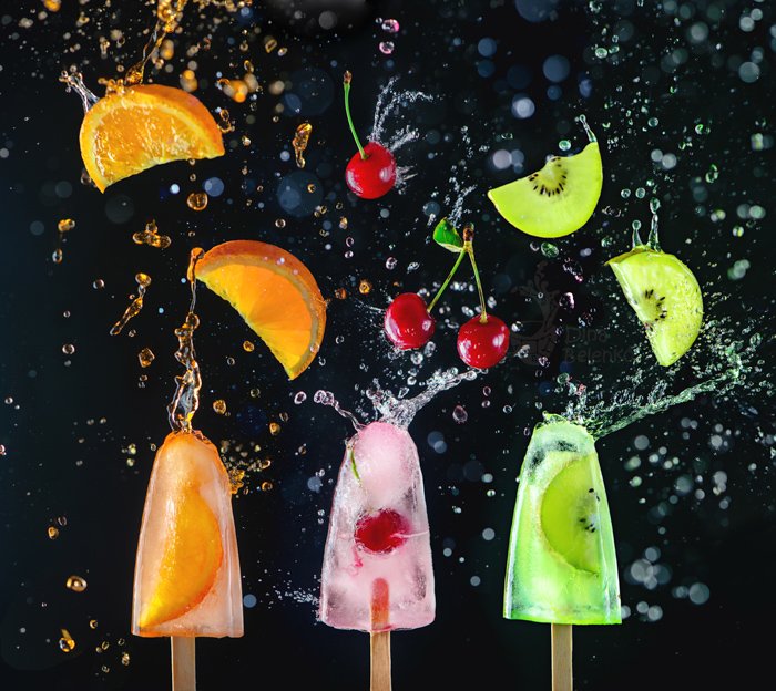 креативный натюрморт с изображением мороженого и фруктов