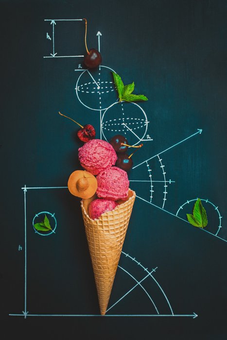 креативный натюрморт с изображением мороженого и ягод на черной доске